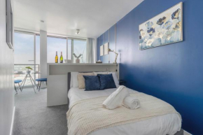 Modern & Stylish Studio With City Skyline Views & Free Parking